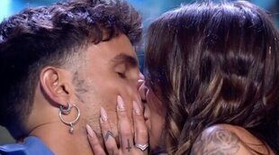 Manuel y Gabriela se funden en un apasionado beso después del enfrentamiento entre su familia y su pareja: "Tu familia se ha cargado nuestra relación"