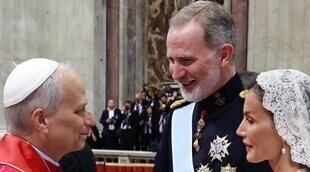 Los Reyes Felipe y Letizia en la Misa de inicio del Pontificado de León XIV: Privilegio de Blanco, un percance y un mensaje