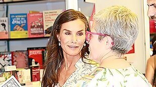 Letizia inaugura la Feria del Libro con humor y haciendo una entrevista