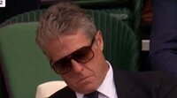 Hugh Grant se queda dormido en Wimbledon detrás de la Reina Camilla y se vuelve viral