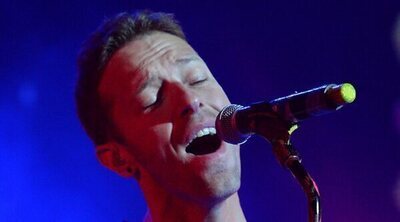 Chris Martin sube a dos fans de Israel y lanza un mensaje por la paz en Palestina: "Todos somos humanos"