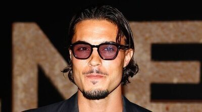 Carlo Costanzia se aparta del posado familiar con Terelu Campos y Alejandra Rubio en una noche de éxito teatral con 'Santa Lola'