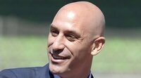 Un familiar de Luis Rubiales lanza tres huevos al expresidente de la Real Federación Española de Fútbol