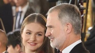 Leonor rinde homenaje a Letizia con un look burdeos en el Toisón de Oro de Sofía