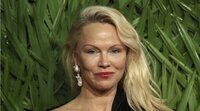 Pamela Anderson se sincera sobre su relación con Liam Neeson: "Fue real, pero breve"