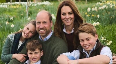 El Príncipe Guillermo y Kate Middleton felicitan la Navidad junto a sus hijos con una bonita foto campestre