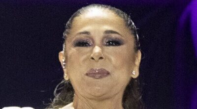 Isabel Pantoja se refugia en su 'familia' de Canarias: cena en la playa y paseo de la mano con el hijo de su promotor