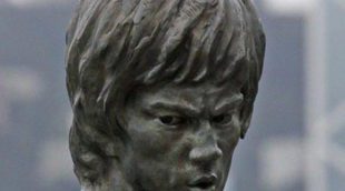 Bruce Lee es homenajeado ante su estatua en Hong Kong en el 40 aniversario de su muerte