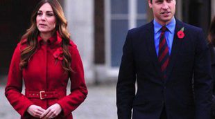 El Príncipe Guillermo y Kate Middleton se suben a un autobús y cogen el metro de Londres