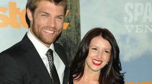 El actor de 'Spartacus' Liam McIntyre y Erin Hasan se casan en una romántica boda de cuento de hadas
