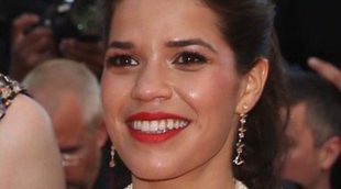 Un hombre se mete bajo el vestido de America Ferrera en el Festival de Cannes 2014