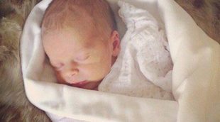 La actriz de 'Legends' Ali Larter y su marido Hayes MacArthur presentan a su segunda hija Vivienne Margaret