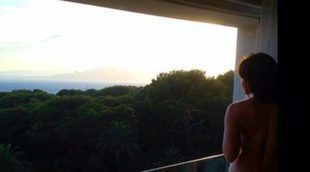 Daisy Lowe se desnuda públicamente para admirar un paisaje francés