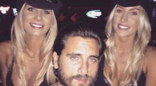 Scott Disick vuelve a salir de fiesta y posa junto a dos rubias despampanantes