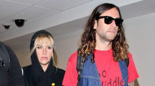 Kesha, camuflada por el aeropuerto de LA junto a su chico Brad Ashenfelter
