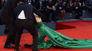 La caída de la actriz coreana Moon So-ri en el Festival de Venecia