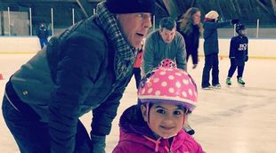 Bruce Willis disfruta con su hija Mabel en una pista de hielo