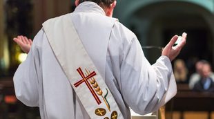 Un sacerdote reparte a sus feligreses galletas de marihuana