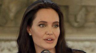 ¡Angelina Jolie visita a un arzobispo sin sujetador!