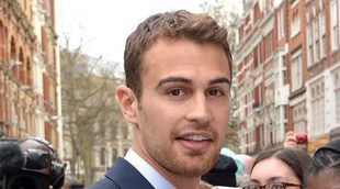 El actor británico Theo James se relaja en Formentera
