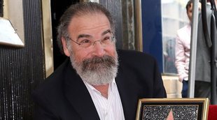 Mandy Patinkin recuerda a los refugiados al recibir una estrella en Hollywood