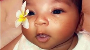 Khloé Kardashian muestra la cara de su hija True