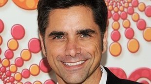 El hijo de John Stamos le "corta el rollo" con su mujer siempre que puede