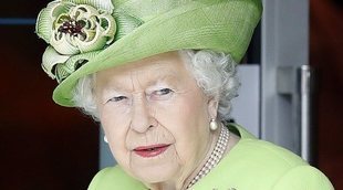 Un niño se escabulle de la Reina Isabel reptando