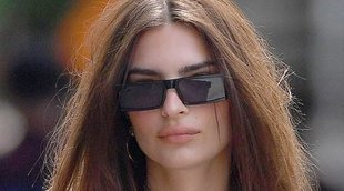 Emily Ratajkowski presume de vello en las axilas