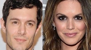 Dos actores de 'The O.C.' se reencuentran en el aeropuerto
