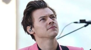 El extraño método en el que Harry Styles guarda los trajes de sus actuaciones