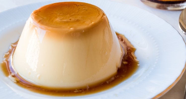 Puedes servir el flan en moldes individuales o en un molde grande