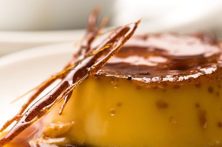 Este postre lleva canela y caramelo