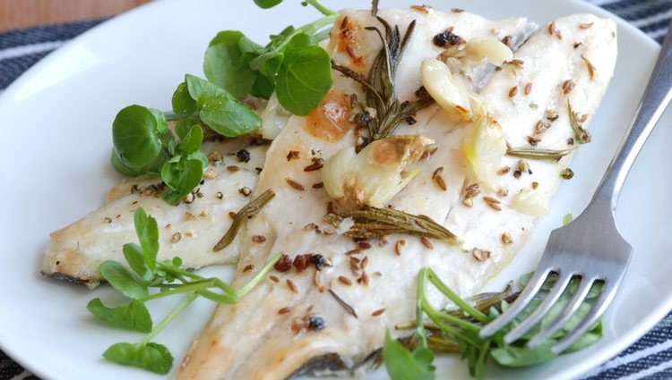 Una vez horneada se pone por encima el sofrito de ajos y el perejil, poniendo el pescado abierto por la mitad