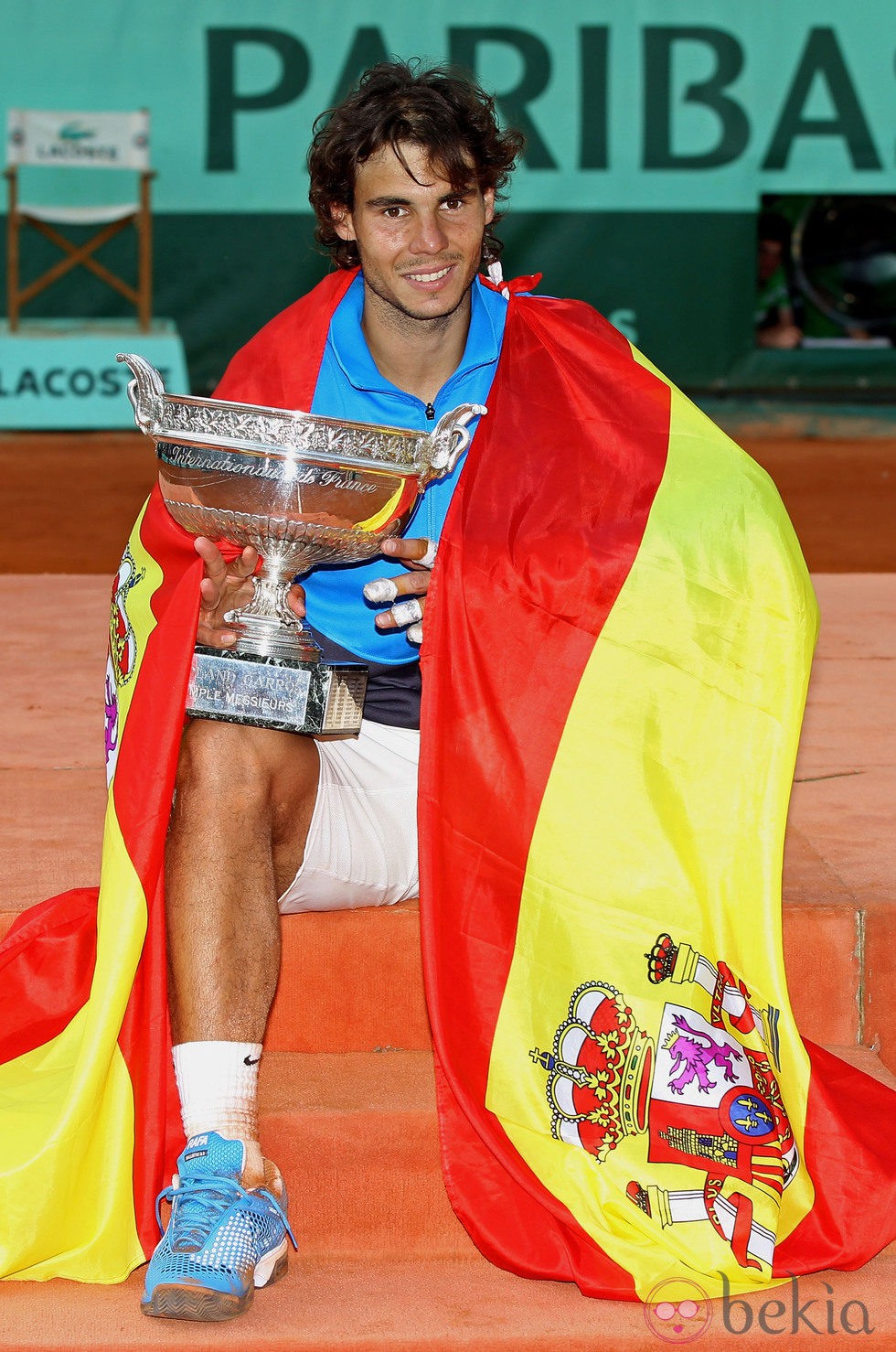 Rafa Nadal se envuelve en la bandera de España tras ganar Roland Garros