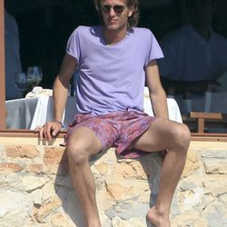 Andrea Casiraghi sentado al sol