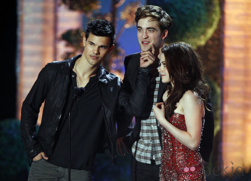 Taylor Lautner, Robert Pattinson y Kristen Stewart en los MTV Movie Awards 2011