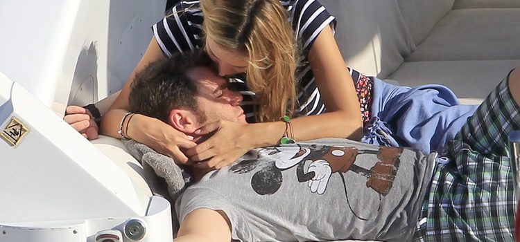 Alba Carrillo besa a Fonsi Nieto en Ibiza