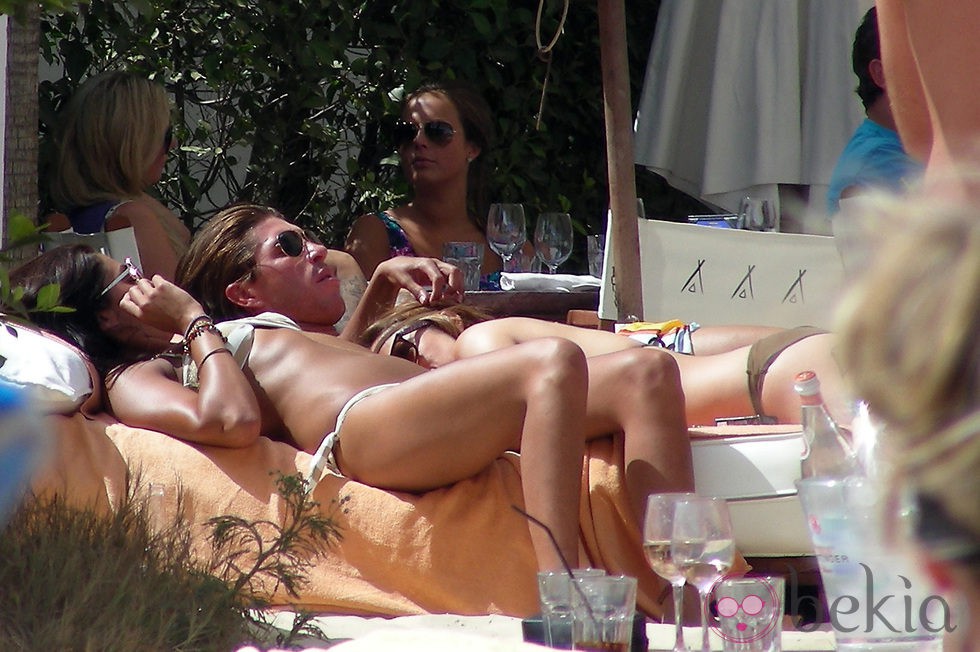 Sergio Ramos se relaja con dos mujeres en Marbella