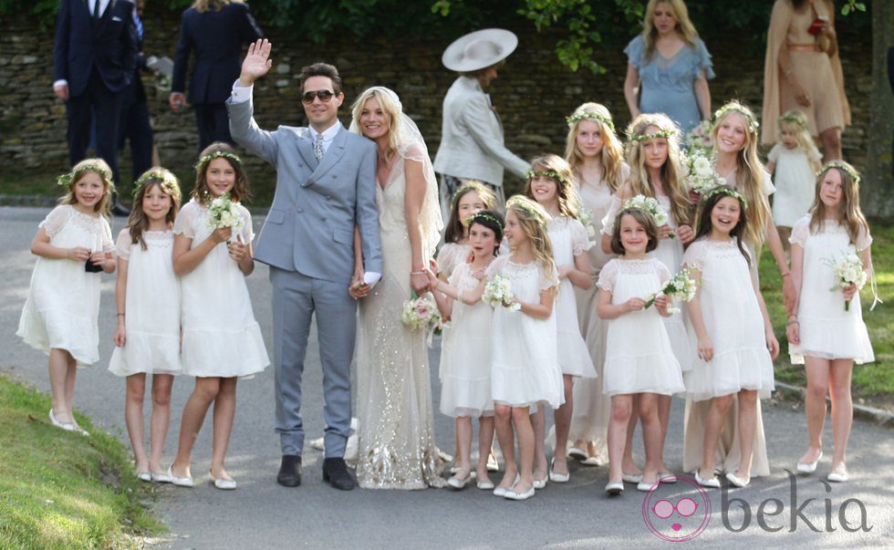 Kate Moss y Jamie Hince posan con sus damas de honor