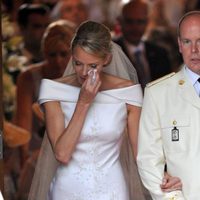 Charlene de Mónaco enjuga sus lágrimas a la salida de Santa Devota