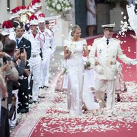 Alberto y Charlene de Mónaco caminan entre pétalos de rosa