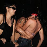 Un hombre y una mujer se besan en el Orgullo Gay
