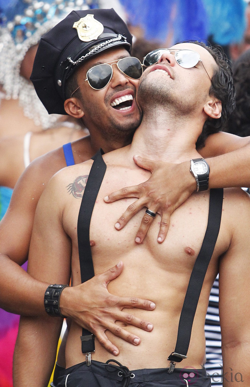 Dos hombres se abrazan en el Orgullo Gay de Madrid