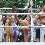 Una mujer semidesnuda se refresca durante el Orgullo Gay