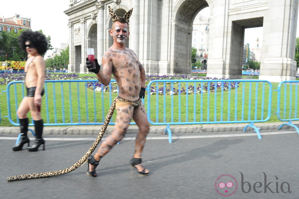 Hombre semidesnudo disfrazado de leopardo en el Orgullo Gay de Madrid