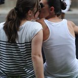 Dos mujeres se besan en el Orgullo Gay de Madrid