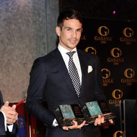 José María Manzanares posa con sus galardones en los premios taurinos 'Páginas de la Historia'
