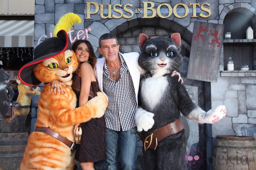 Salma Hayek y Antonio Banderas junto a los 'Gatos' en la premiere de 'El Gato con Botas' en Los Angeles