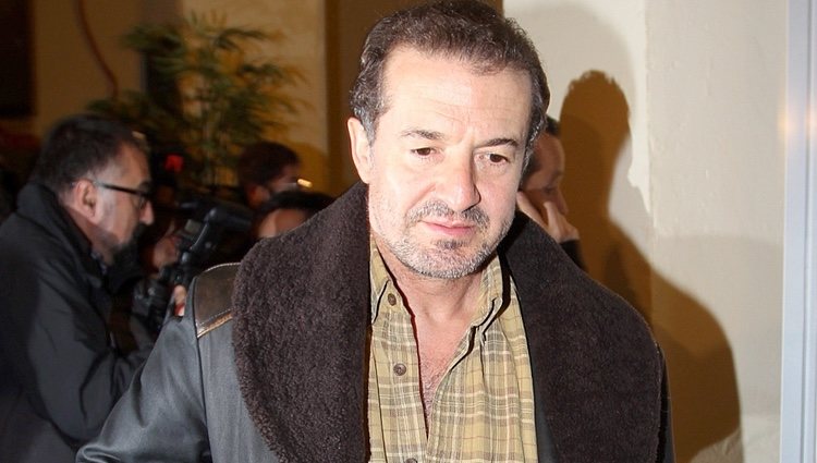 El músico Jose María Cano en la capilla ardiente de Antonio Chenel, Antoñete